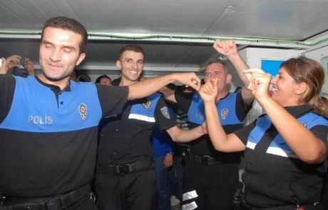 Polis Ve Vatandaş Boğaz'da İftar Yaptı