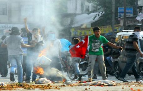 Türk Bayrağına Çirkin Saldırı