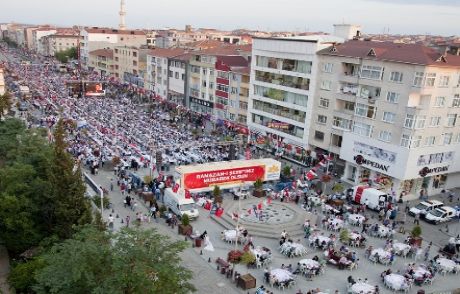 Kent Meydanı'nda İftar Coşkusu