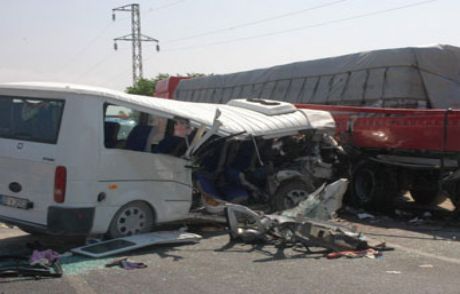 İşçi Servisi Tır'a Çarptı