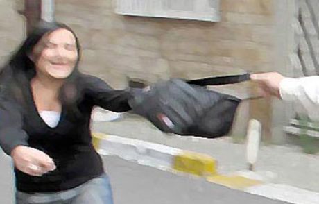 5 Lirayı Beğenmedi, Çantayı Atıp Kaçtı!