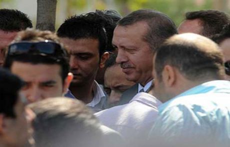 Camide Yer Olmayınca Sokakta Namaz Kıldı