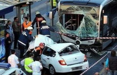 Metrobüs Yolunda Feci Kaza!