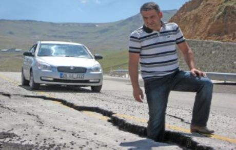 12 Milyon Lira Harcanarak Yapılan Yol Çöktü