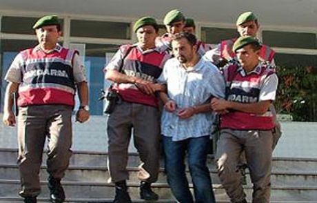 Eşini Kelepçeyle Yatağa Bağladı Ve...