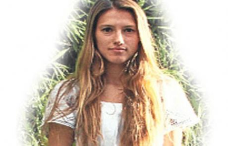 Voleybolcu Kıza Kısa Şort Dayağı
