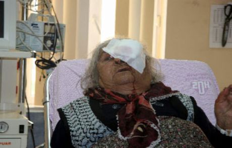 Babaannesinin Gözüne Makas Sapladı