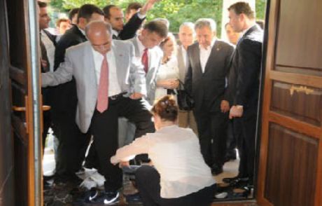 Valiye Galoşu Kadın Görevli Giydirdi