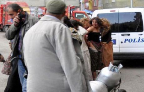 Protesto İçin Soyunmaya Kalktı