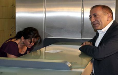 Chp'li Tekin Erdoğan'a İki Kitap Gönderdi