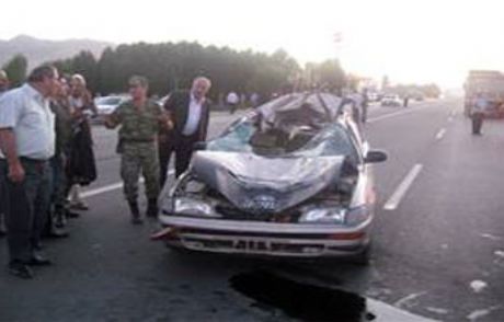 Otomobil İneğe Çarptı: 6 Yaralı
