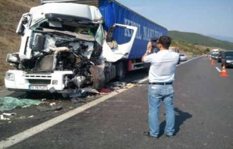 Tem Otoyolunda Kaza: 1 Ölü, 1 Yaralı
