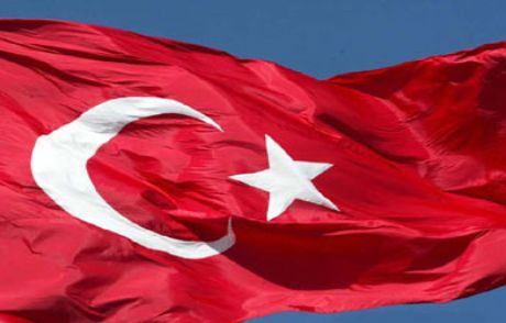 Türk Bayrağına Çirkin Saldırı