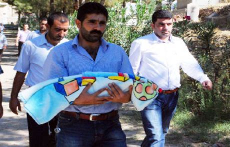 Annesinin Yanı Başına Gömüldü