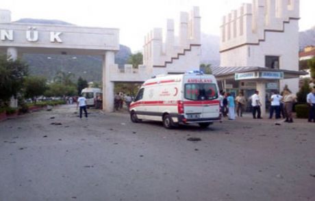 Jandarma Karakolu Önünde Canlı Bomba Patladı