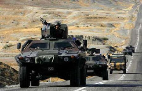 Tatvan'da Askeri Araca Saldırı