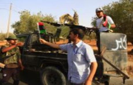 Kaddafi'nin Çevresindeki Çember Daralıyor