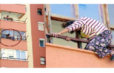 Temizlikçi Balkon Penceresinde Sıkıştı