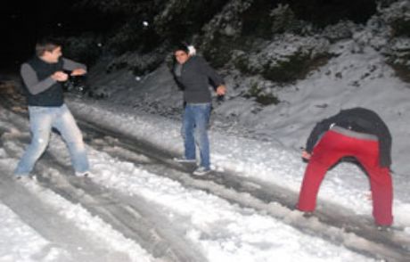 Kar Yağışı İzmirlileri Sokağa Döktü