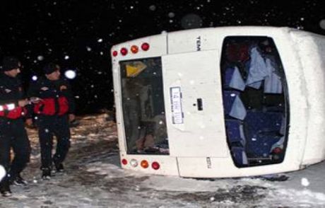 Bolu'da Öğrenci Minibüsü Devrildi