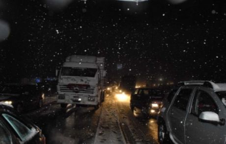 Kar Yağışı Sebebiyle Araçlar Yolda Kaldı