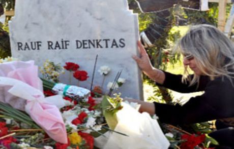 Denktaş'ın Kızı Mezarı Başında Ağladı