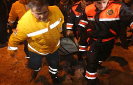 Pazar Yerinin Çatısı Çöktü: 2 Ölü 20 Yaralı