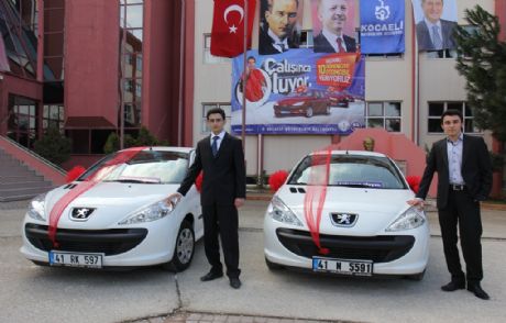 Otomobiller Öğrencileri Bekliyor