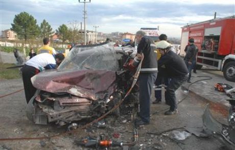 İki Otomobil Kafa Kafaya Çarpıştı: 7 Yaralı