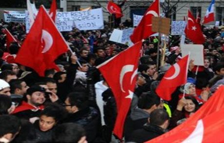 Türkler Denfert Rochereau Meydanında