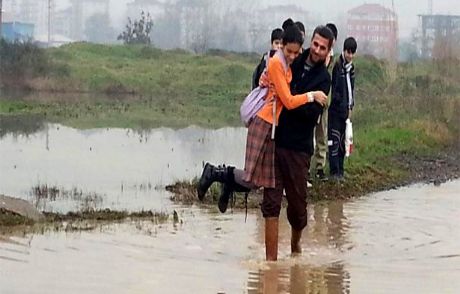 Öğrencilerin İmdadına Babaları Tetişti