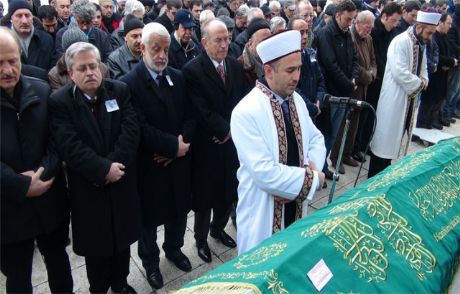 Dedesinin Yanına Defnedildi