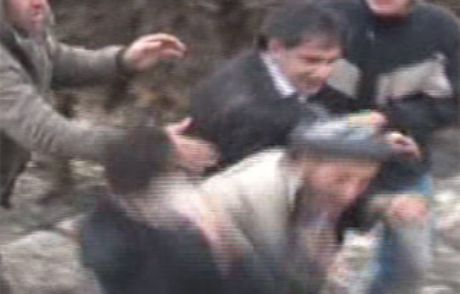 Yaşlı Amca Kaymakam'a Siper Oldu!