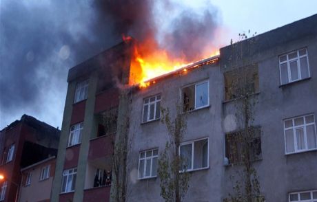Apartmanın Çatısı Alev Alev Yandı