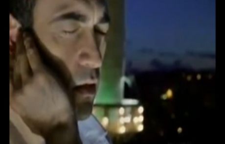 Kutsi'nin Ezanı Ekrana Kilitledi