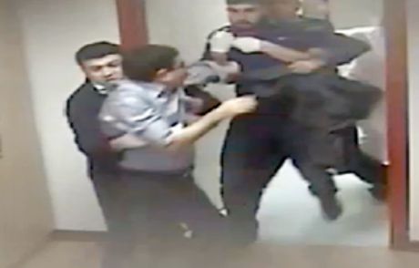 Doktor Ve Hemşireye Hasta Dayağı
