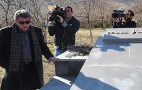 21 Yıl Sonra Babasının Mezarında