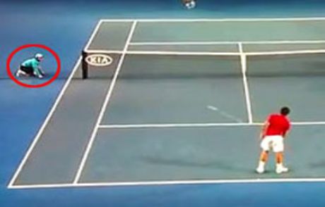 Tenis Topunu Havada Yakaladı