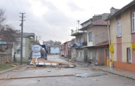 Konya'da Lodos Çatıları Uçurdu