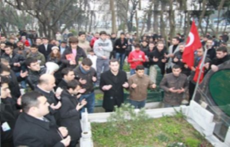 Seyit Ahmet Arvasi Kabri Başında Anıldı