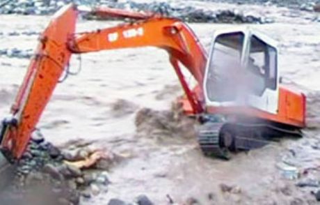 İş Makinesi Azgın Sulara Gömülüyordu