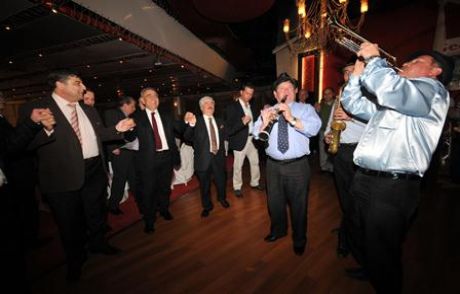 'göçmen Halayı'na Başkan Da Katıldı