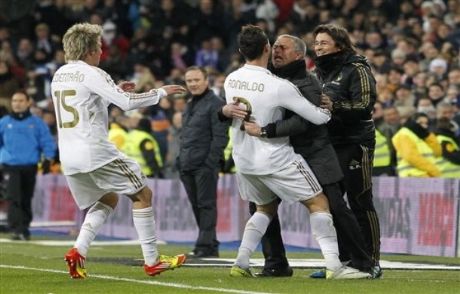 Real Madrid Arayı Açtı!