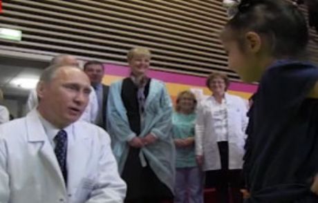 Küçük Kız Putin'e Böyle Fırça Attı