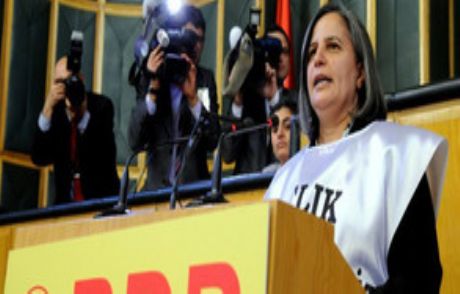Kışanak Kürsüye Önlükle Ve 8 Dilde Geldi