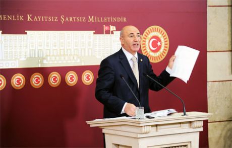 Chp'li Tanal Kürsüden İnmedi