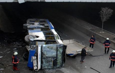 Belediye Otobüsü Alt Geçide Düştü