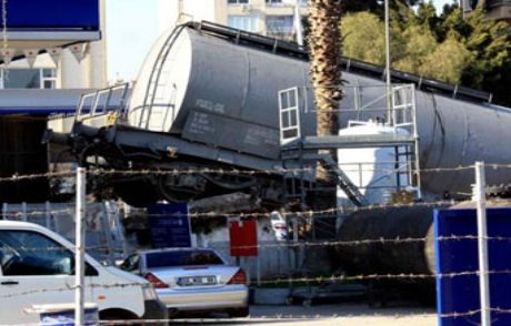 Tren Duvara Çıktı