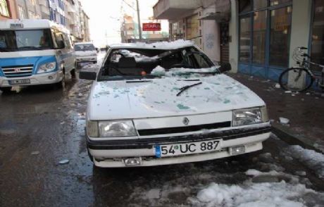 Çatıdan Düşen Buz Kütlesi, Otomobilin Tavanını Çökertti
