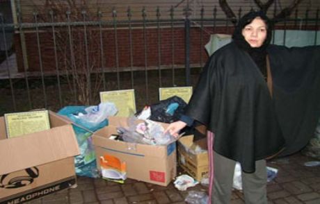 Çöpe Atılan Panolara Büyük Tepki